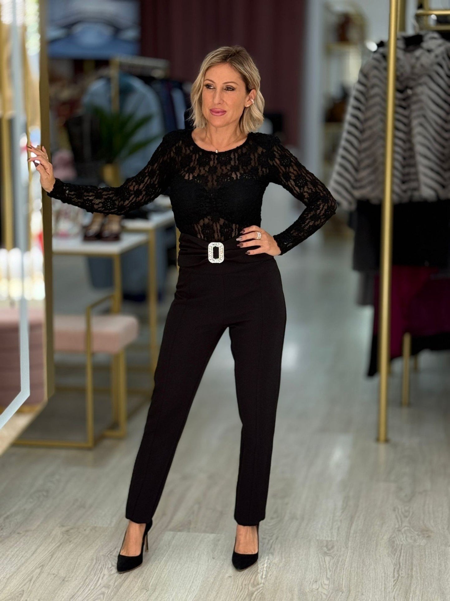 Calça  com fivela de jóia