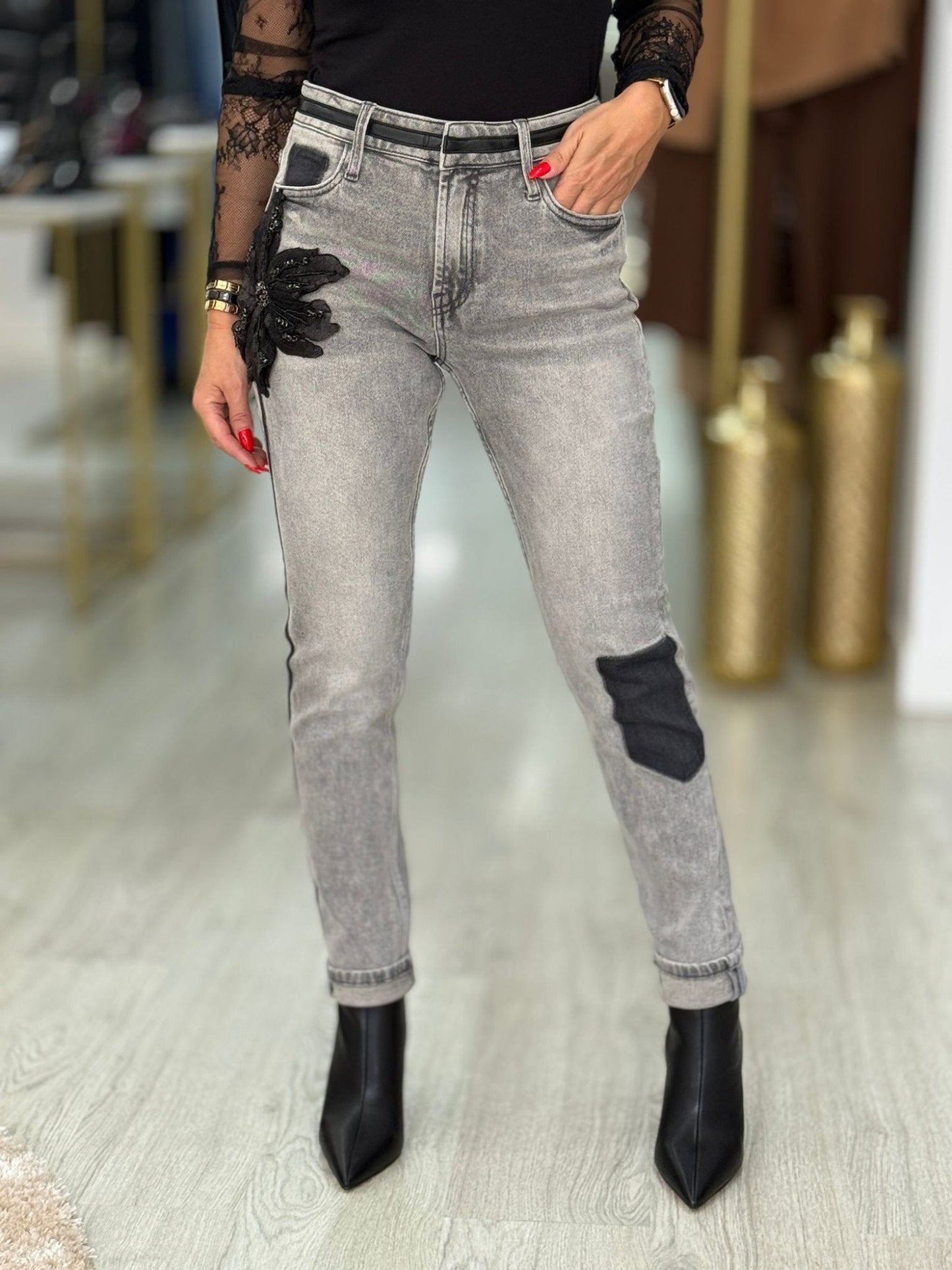 Calça de ganga com aplicação de flor