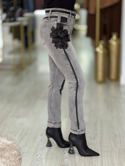 Calça de ganga com aplicação de flor