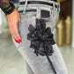 Calça de ganga com aplicação de flor