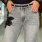 Calça de ganga com aplicação de flor