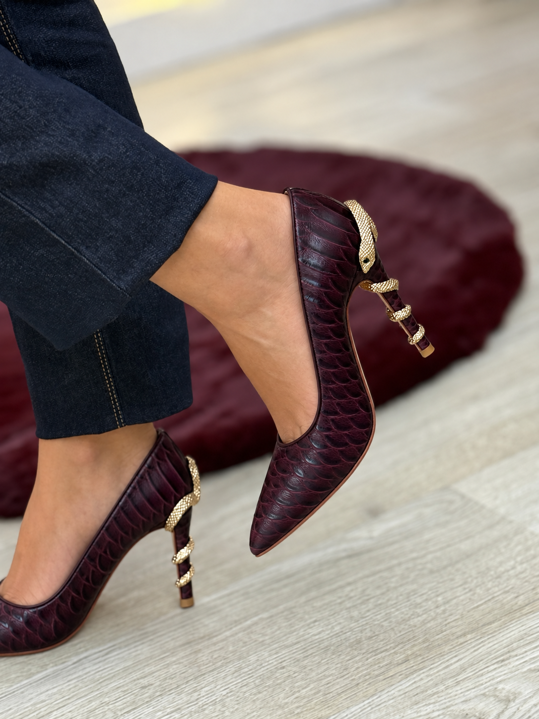 SAPATOS SALTO EM FORMATO DE COBRA