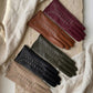 Luvas de couro vegan com tachas