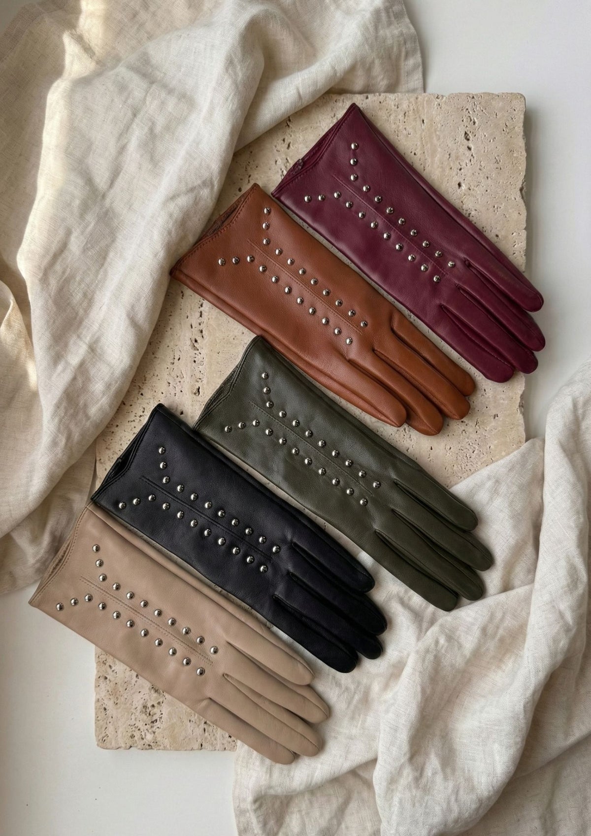 Luvas de couro vegan com tachas