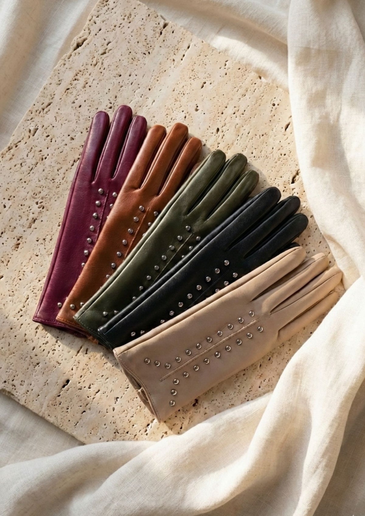 Luvas de couro vegan com tachas