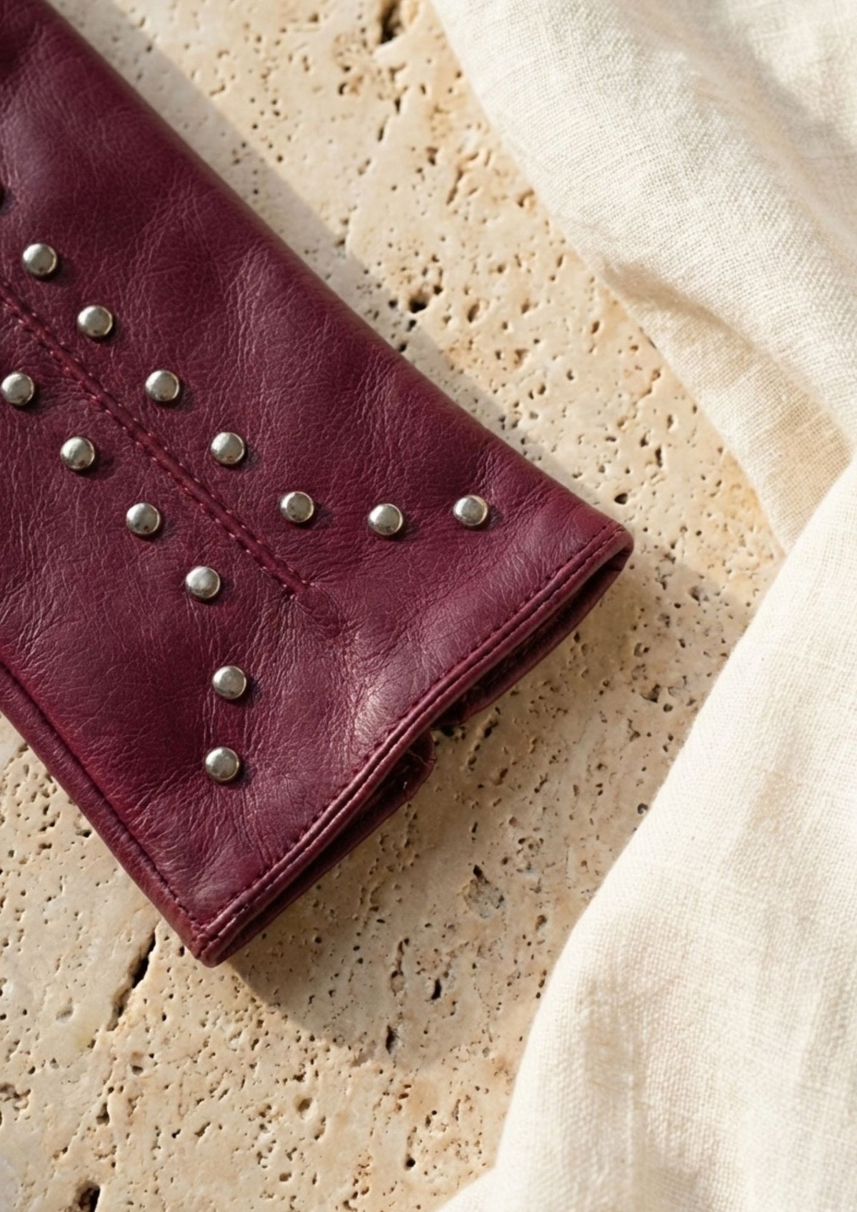 Luvas de couro vegan com tachas