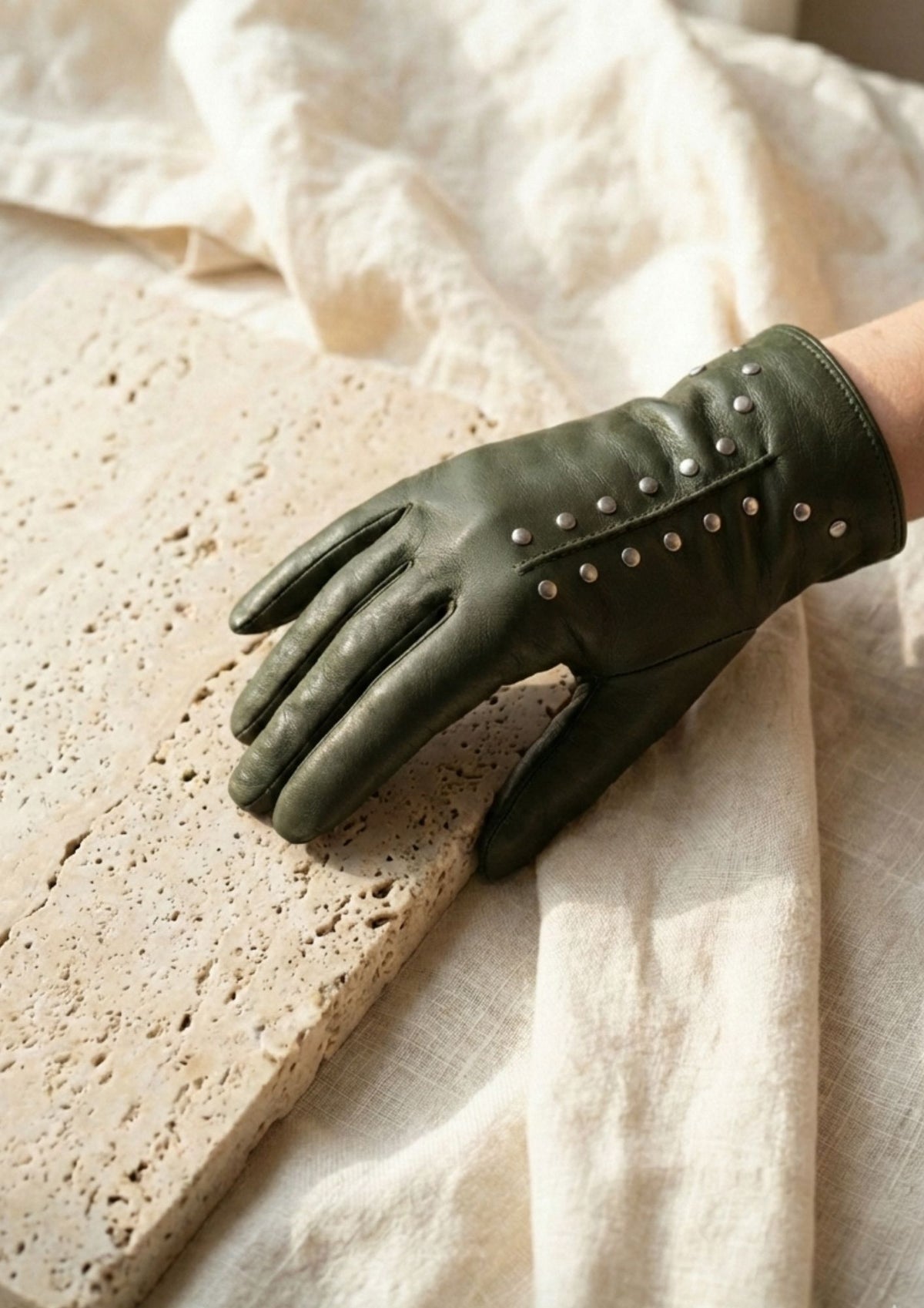 Luvas de couro vegan com tachas