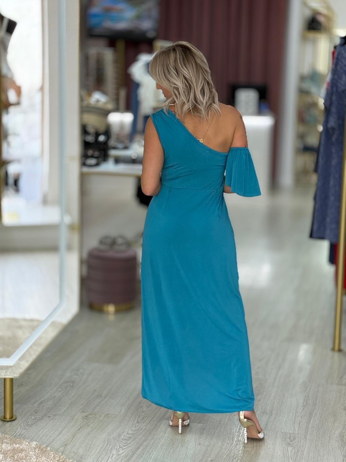 Vestido decote assimétrico