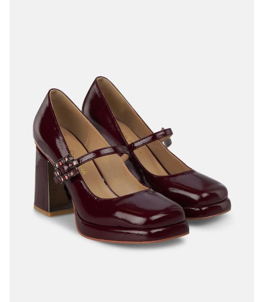 Sapato verniz com fivela