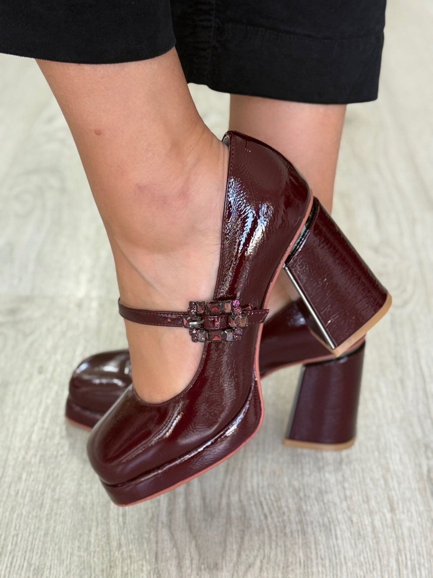 Sapato verniz com fivela