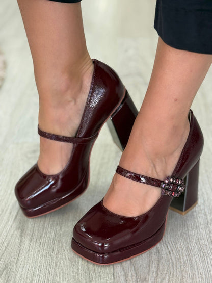 Sapato verniz com fivela