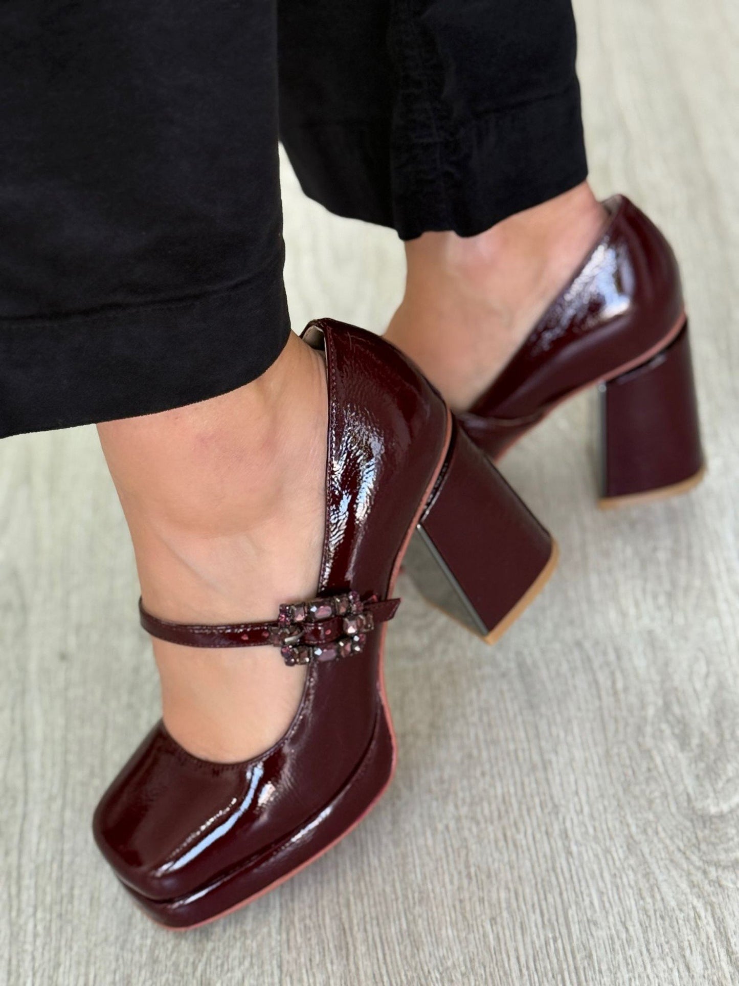 Sapato verniz com fivela