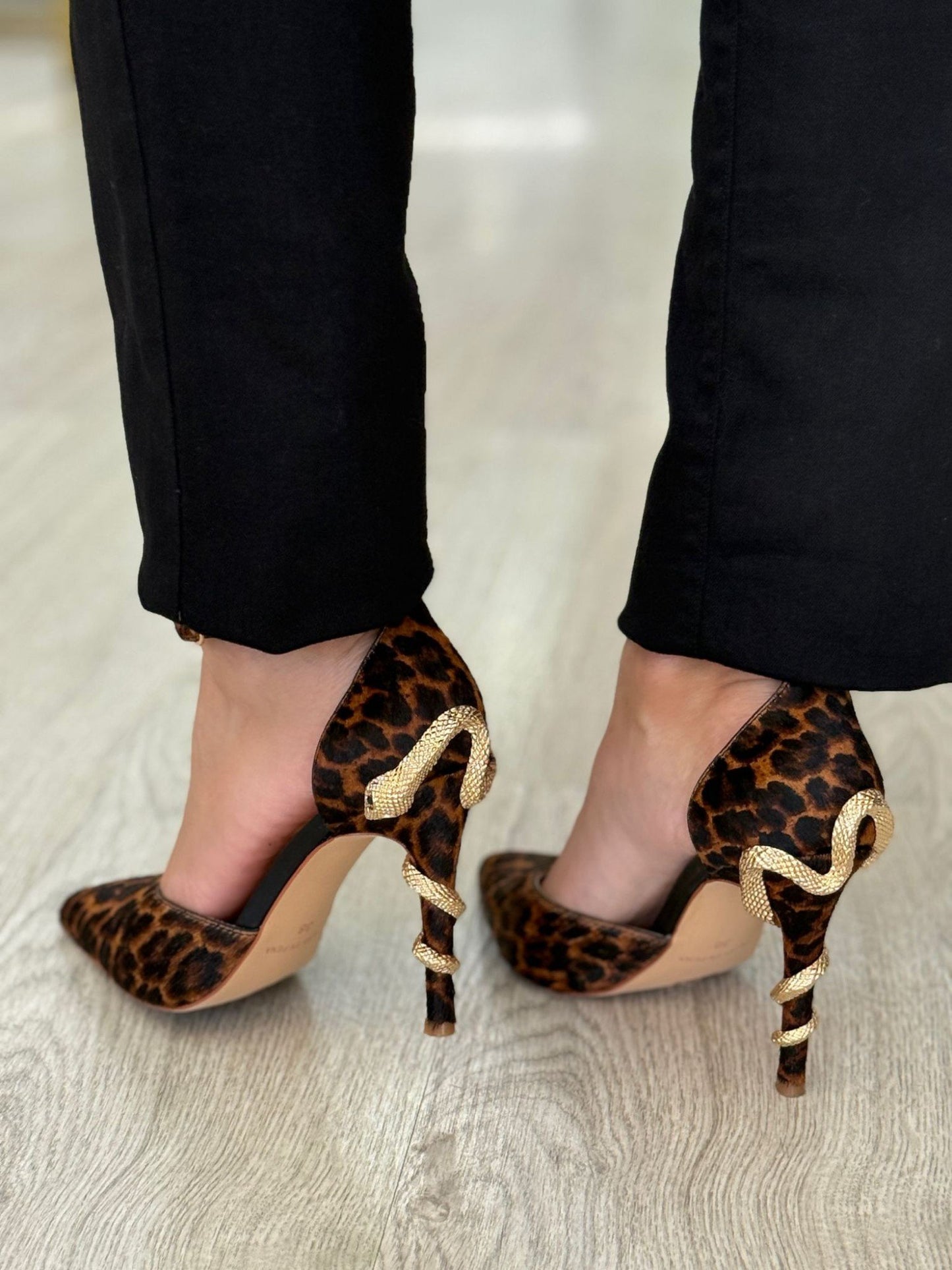 Sapato de salto com serpente