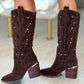 Botas com tachas e pedraria