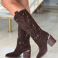 Botas com tachas e pedraria