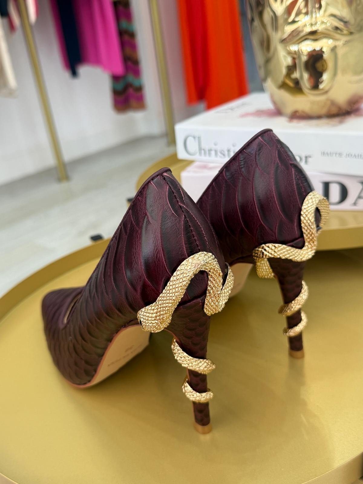 SAPATOS SALTO EM FORMATO DE COBRA