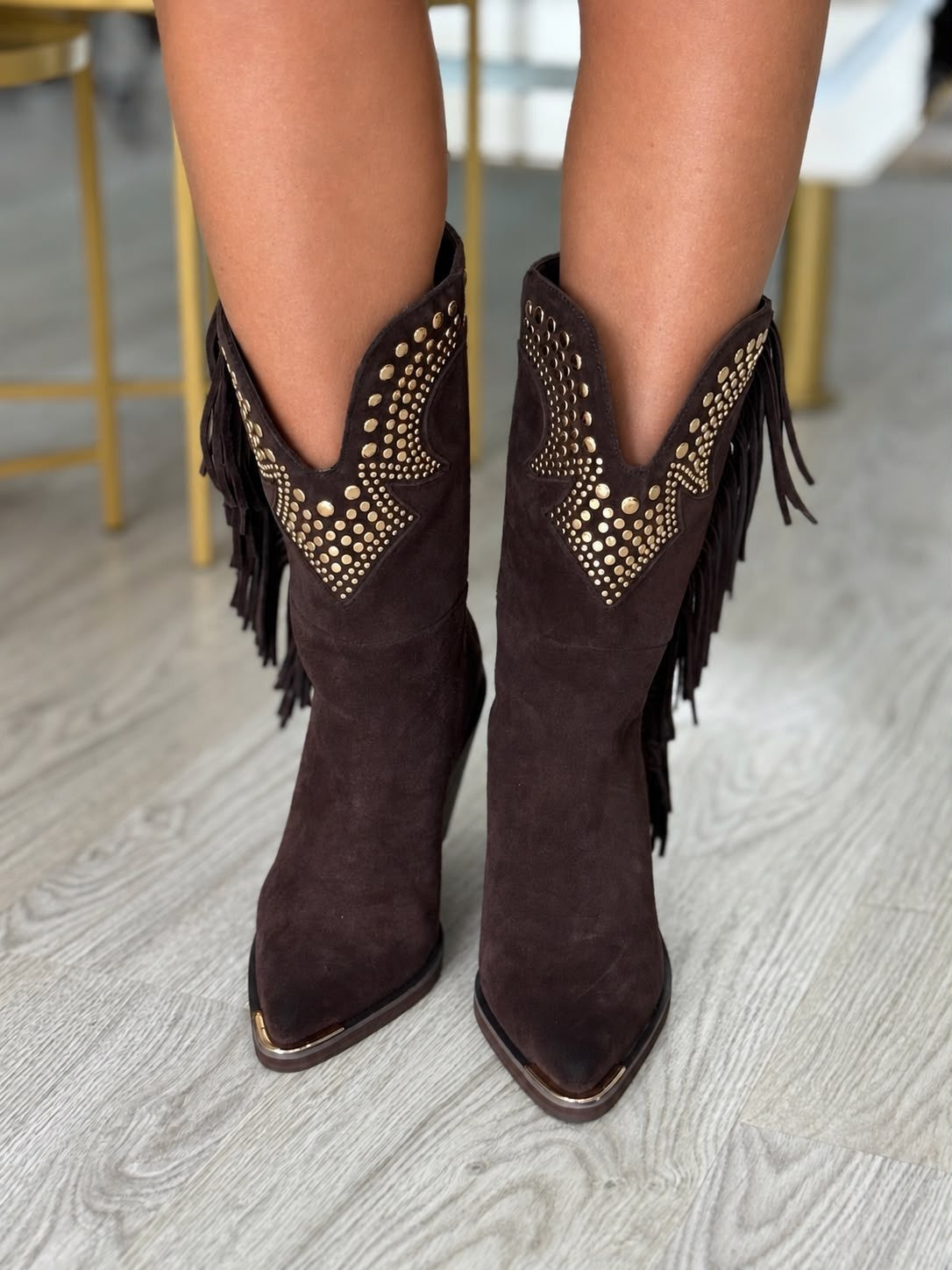 BOTA DE COWBOY EM CAMURÇA COM TACHAS METÁLICAS