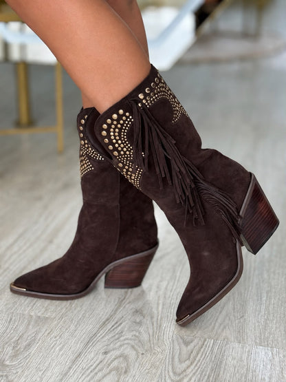 BOTA DE COWBOY EM CAMURÇA COM TACHAS METÁLICAS