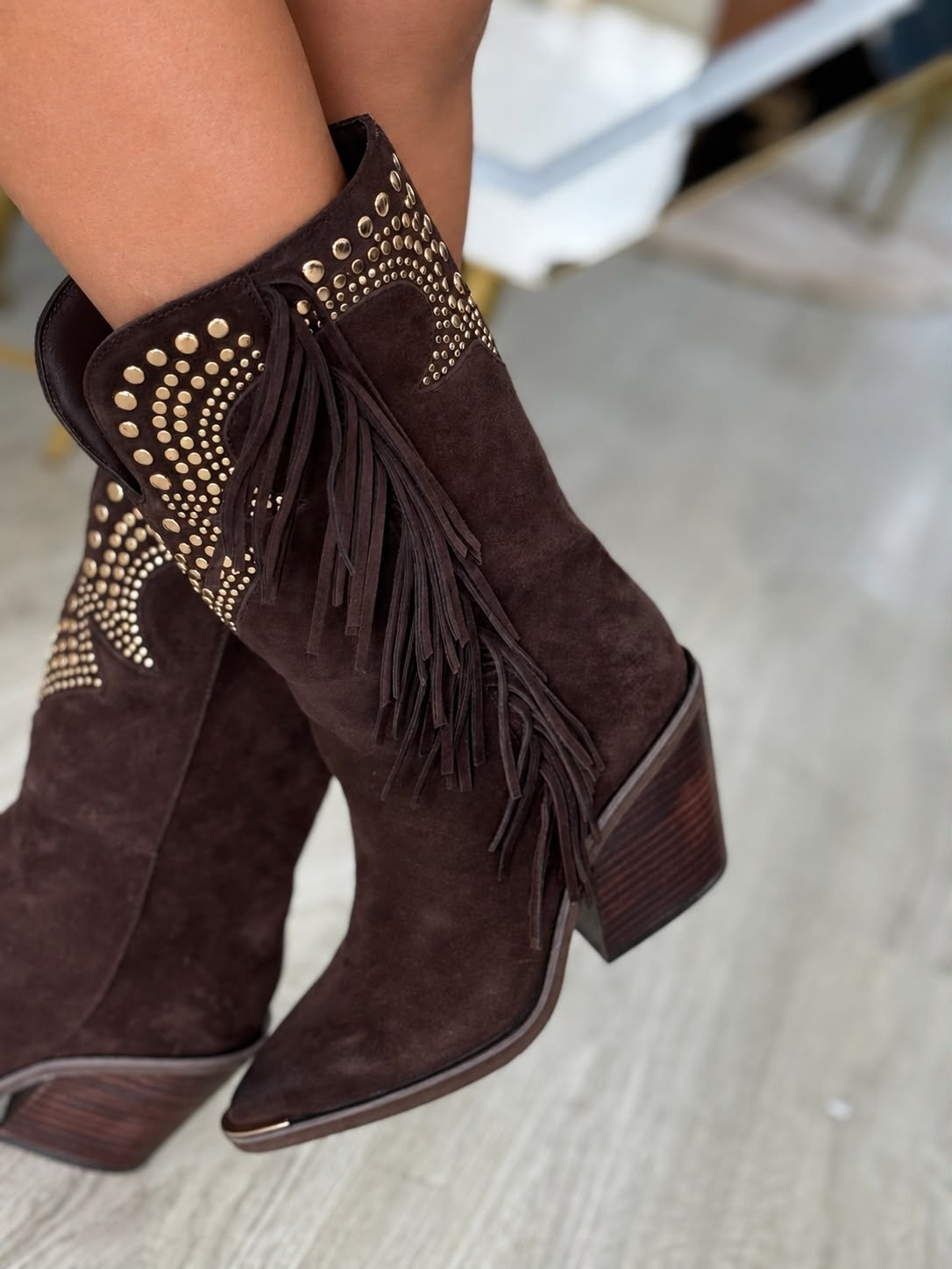 BOTA DE COWBOY EM CAMURÇA COM TACHAS METÁLICAS