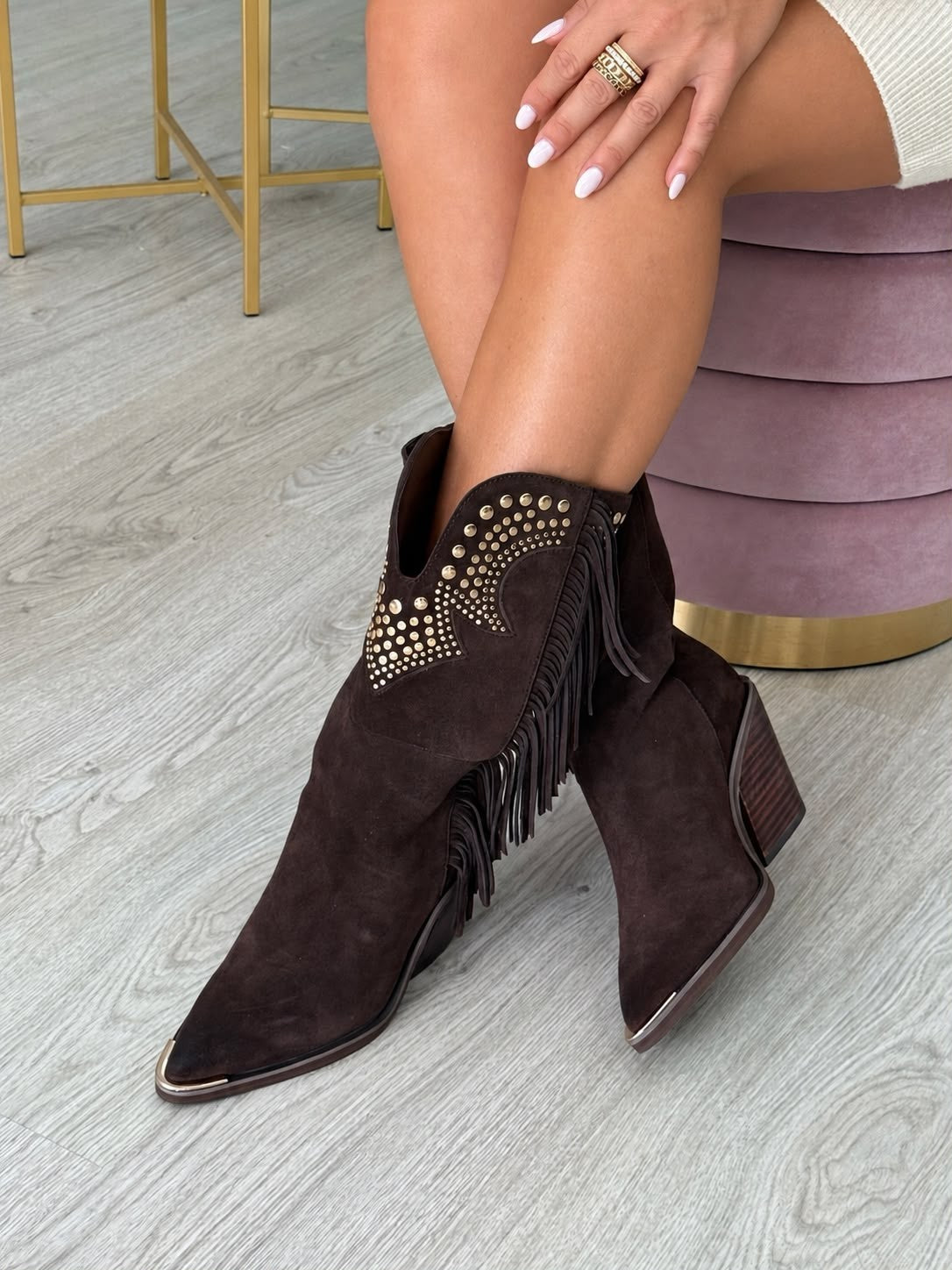BOTA DE COWBOY EM CAMURÇA COM TACHAS METÁLICAS