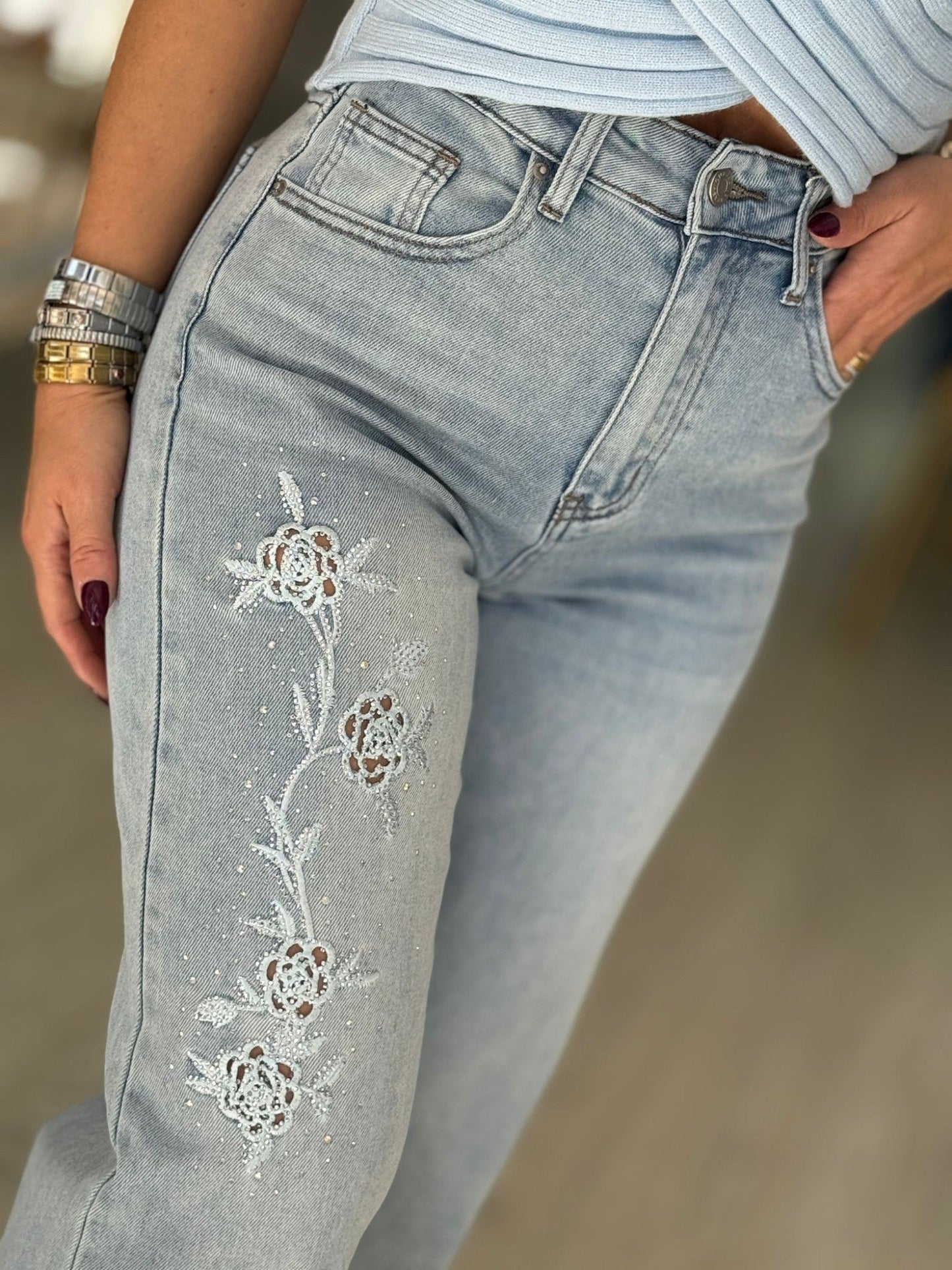 Calças de ganga com bordado e strass