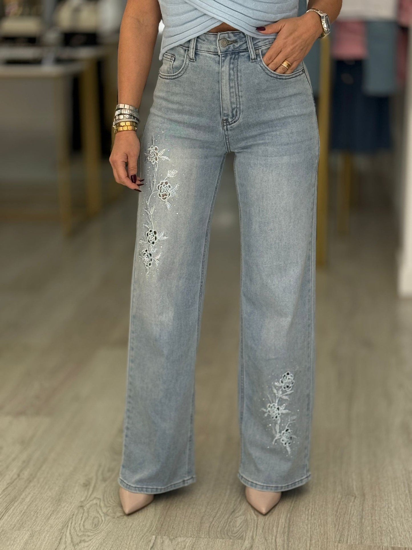 Calças de ganga com bordado e strass