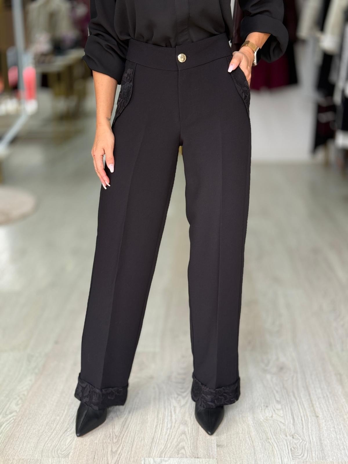 Calças clássicas com renda