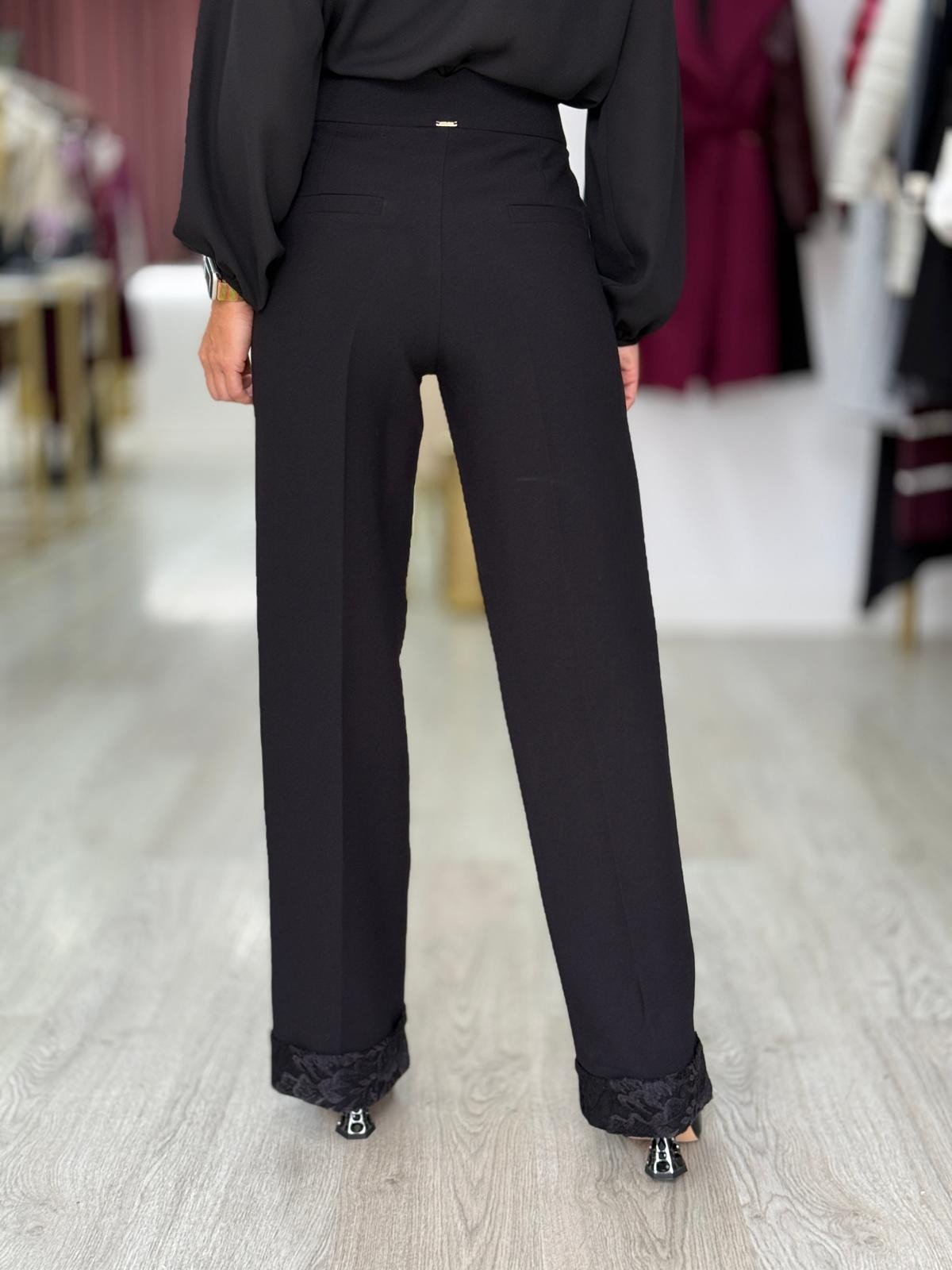 Calças clássicas com renda