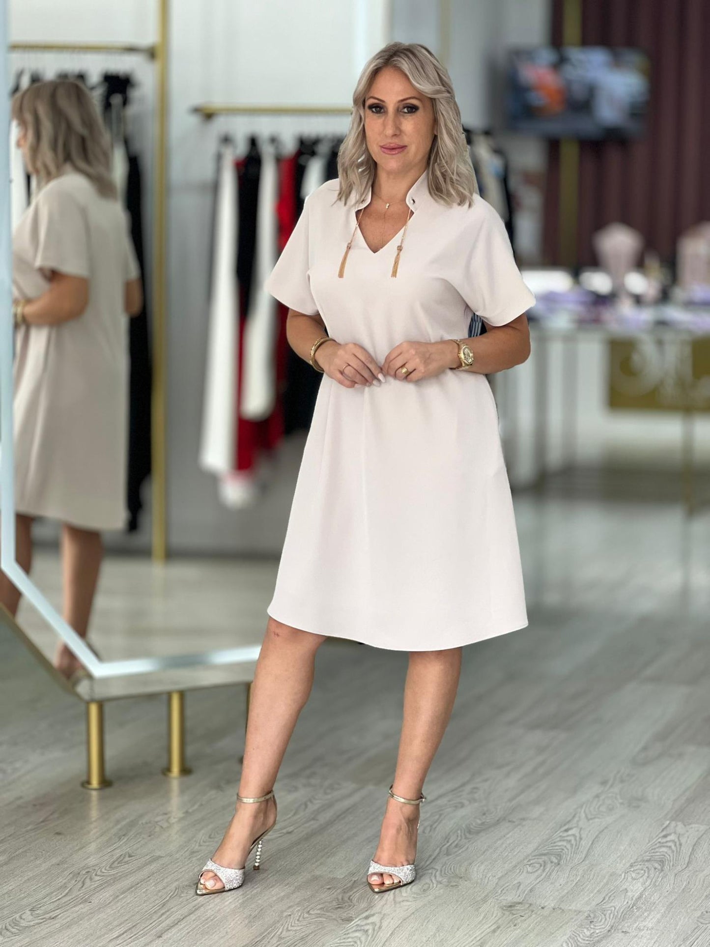 Vestido fluido com aplicação metálica