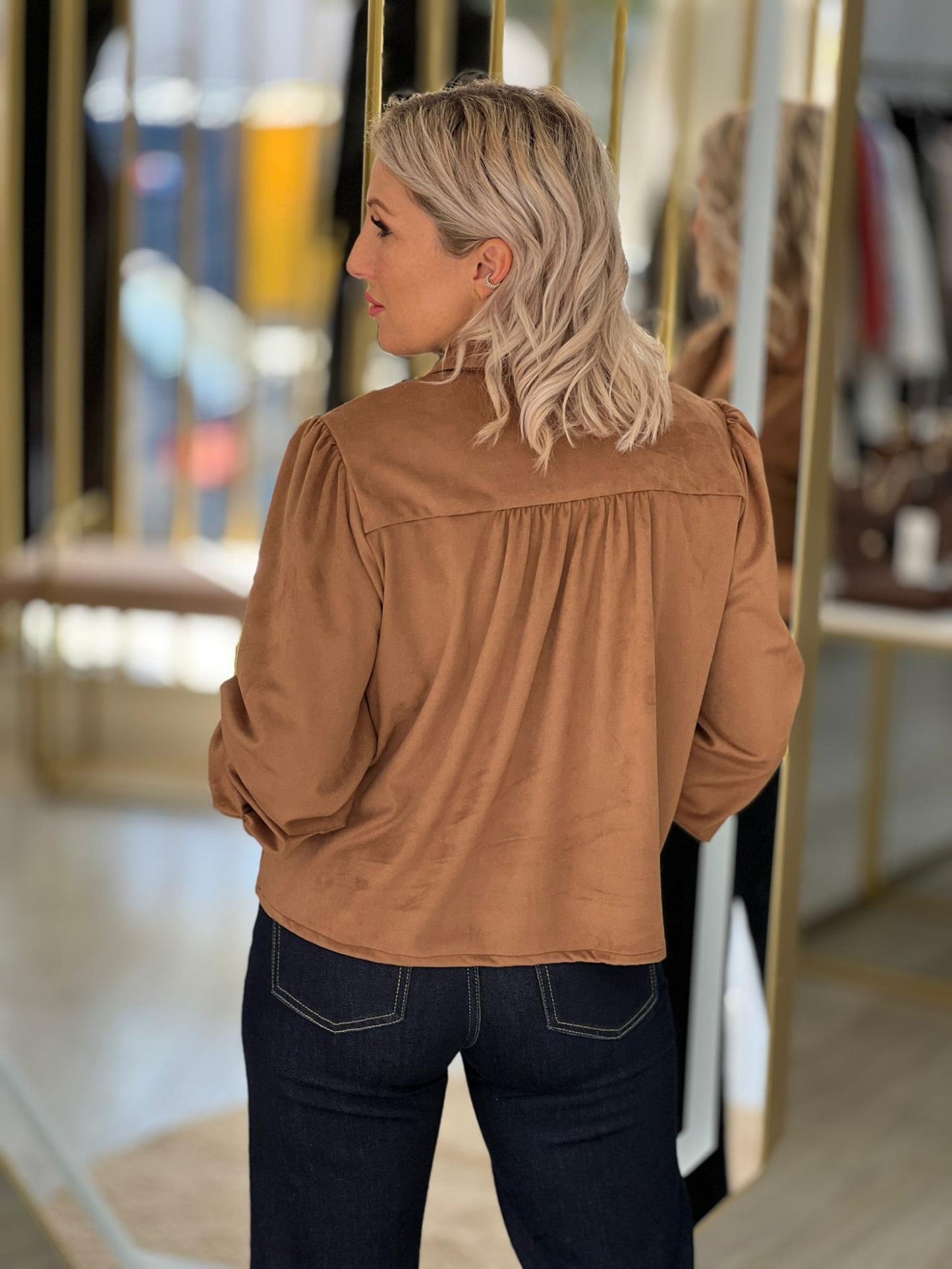 Blusa curta efeito camurça