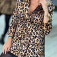 Blazer animal print com fecho em trespasse