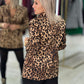 Blazer animal print com fecho em trespasse