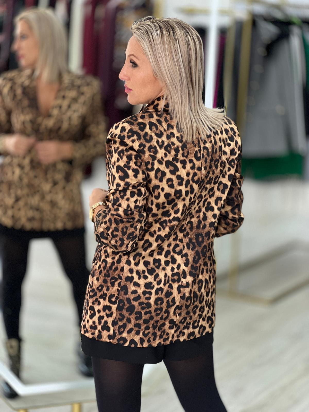 Blazer animal print com fecho em trespasse