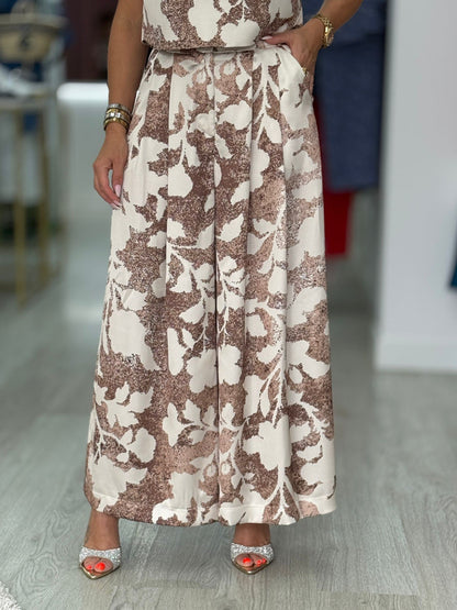 Calça wide leg com cintura subida e pregas frontais