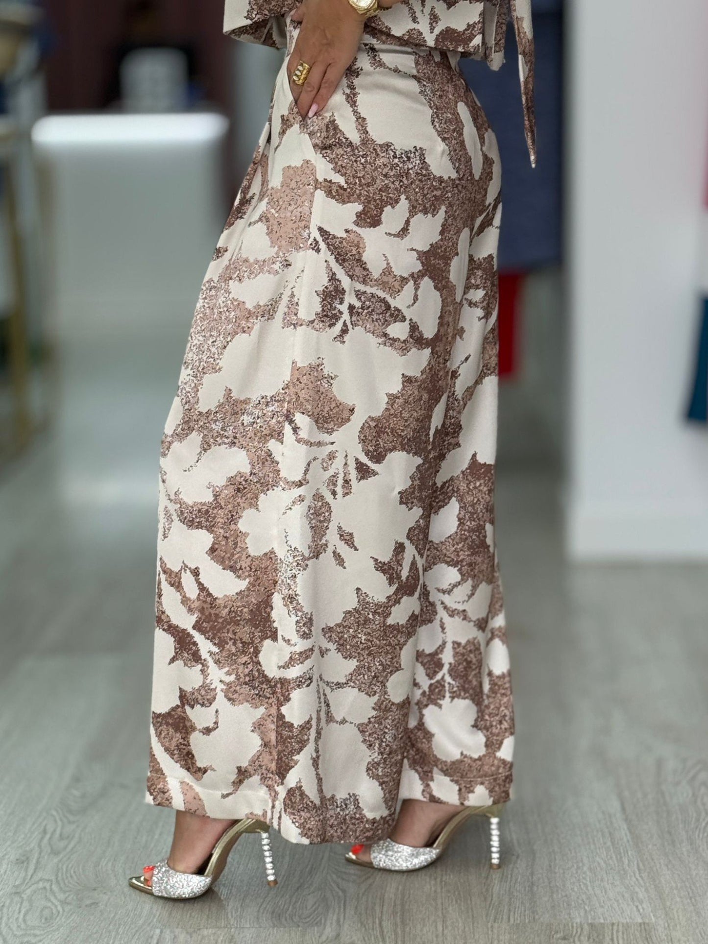 Calça wide leg com cintura subida e pregas frontais