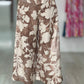 Calça wide leg com cintura subida e pregas frontais