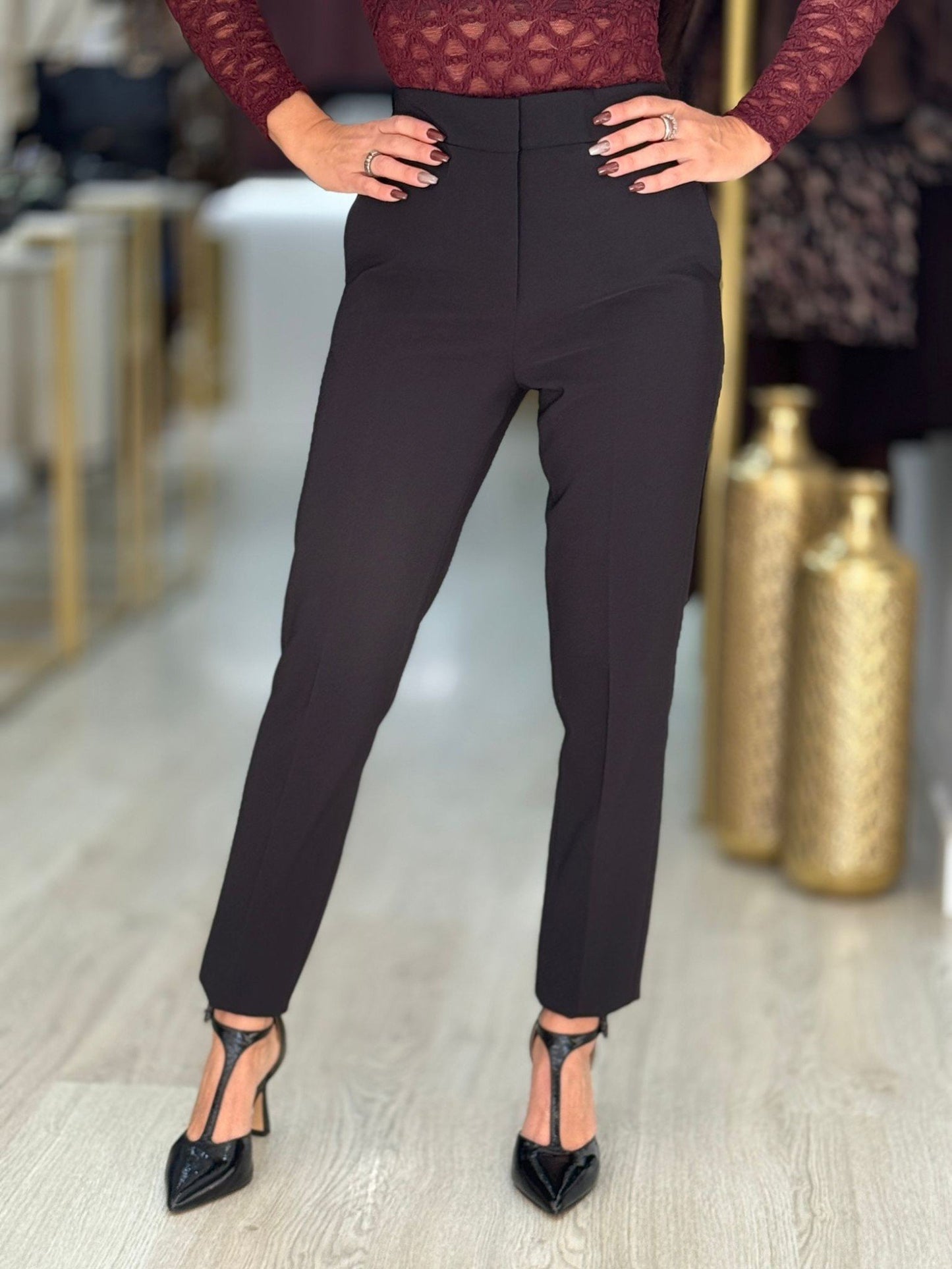 Calça clássica de cintura subida com detalhe de cinto elástico