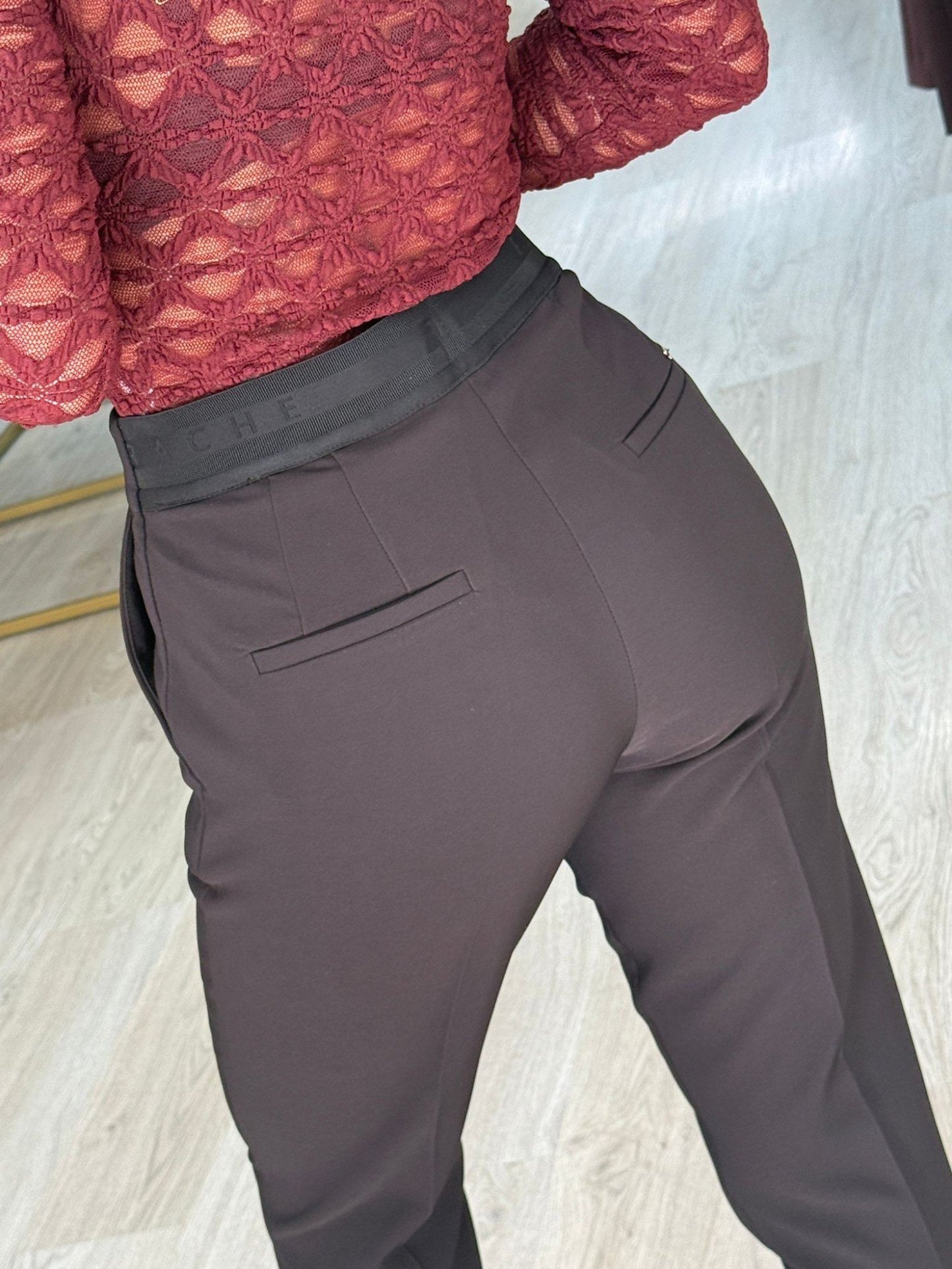 Calça clássica de cintura subida com detalhe de cinto elástico