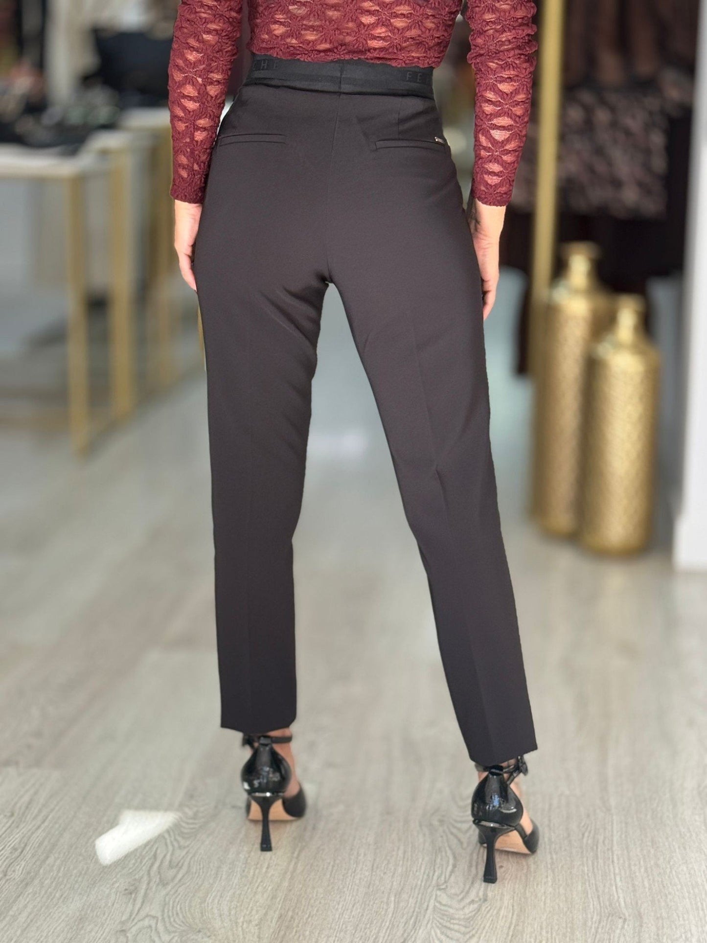 Calça clássica de cintura subida com detalhe de cinto elástico