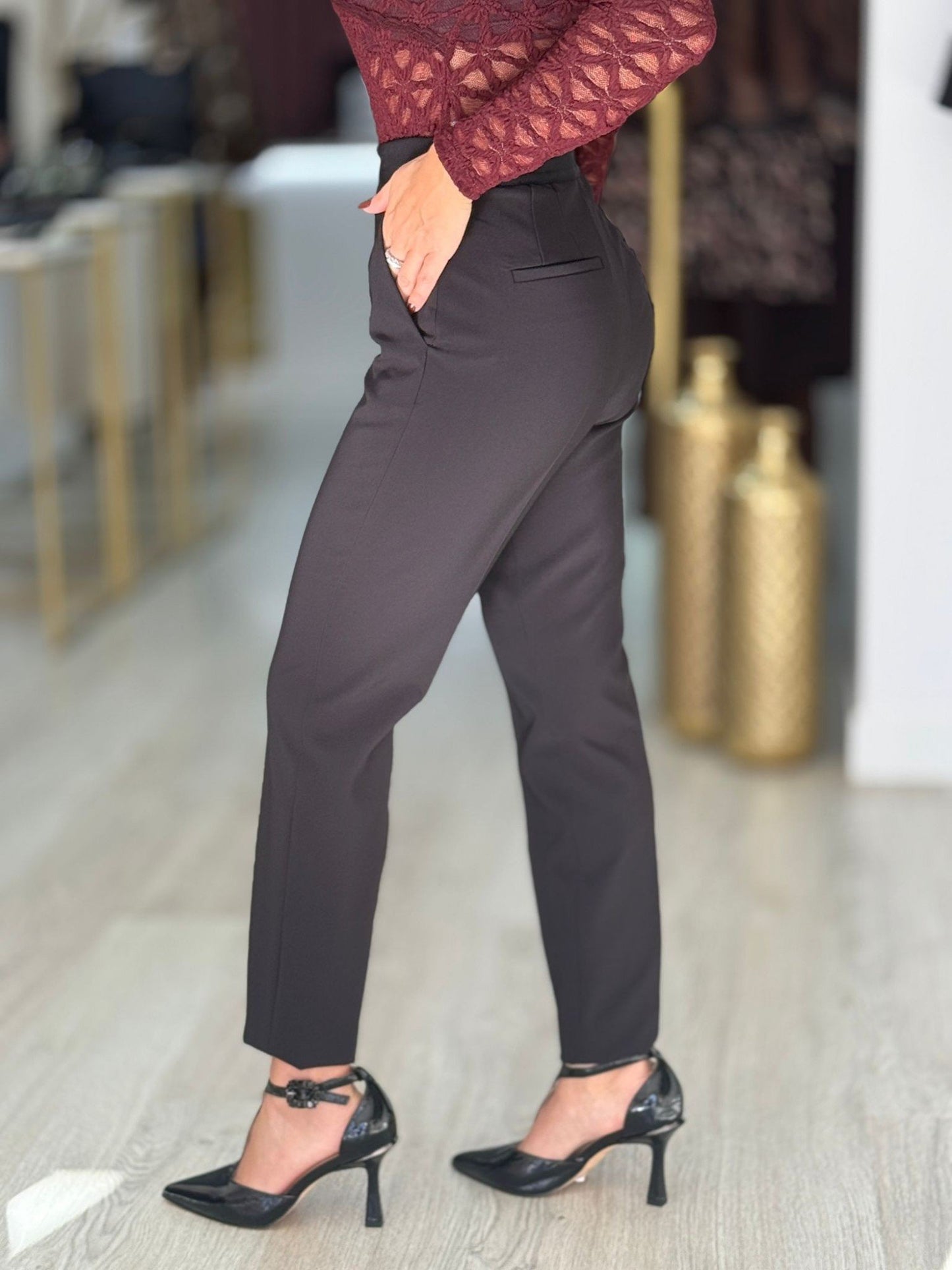 Calça clássica de cintura subida com detalhe de cinto elástico