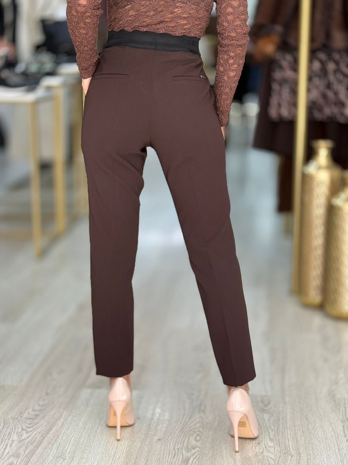 Calça clássica de cintura subida com detalhe de cinto elástico