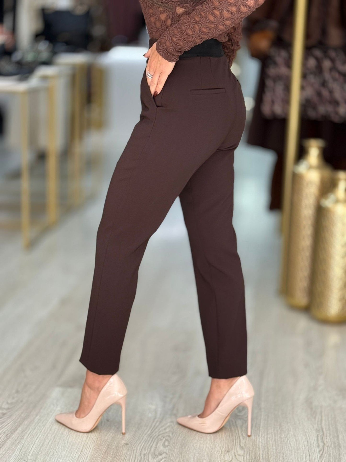 Calça clássica de cintura subida com detalhe de cinto elástico