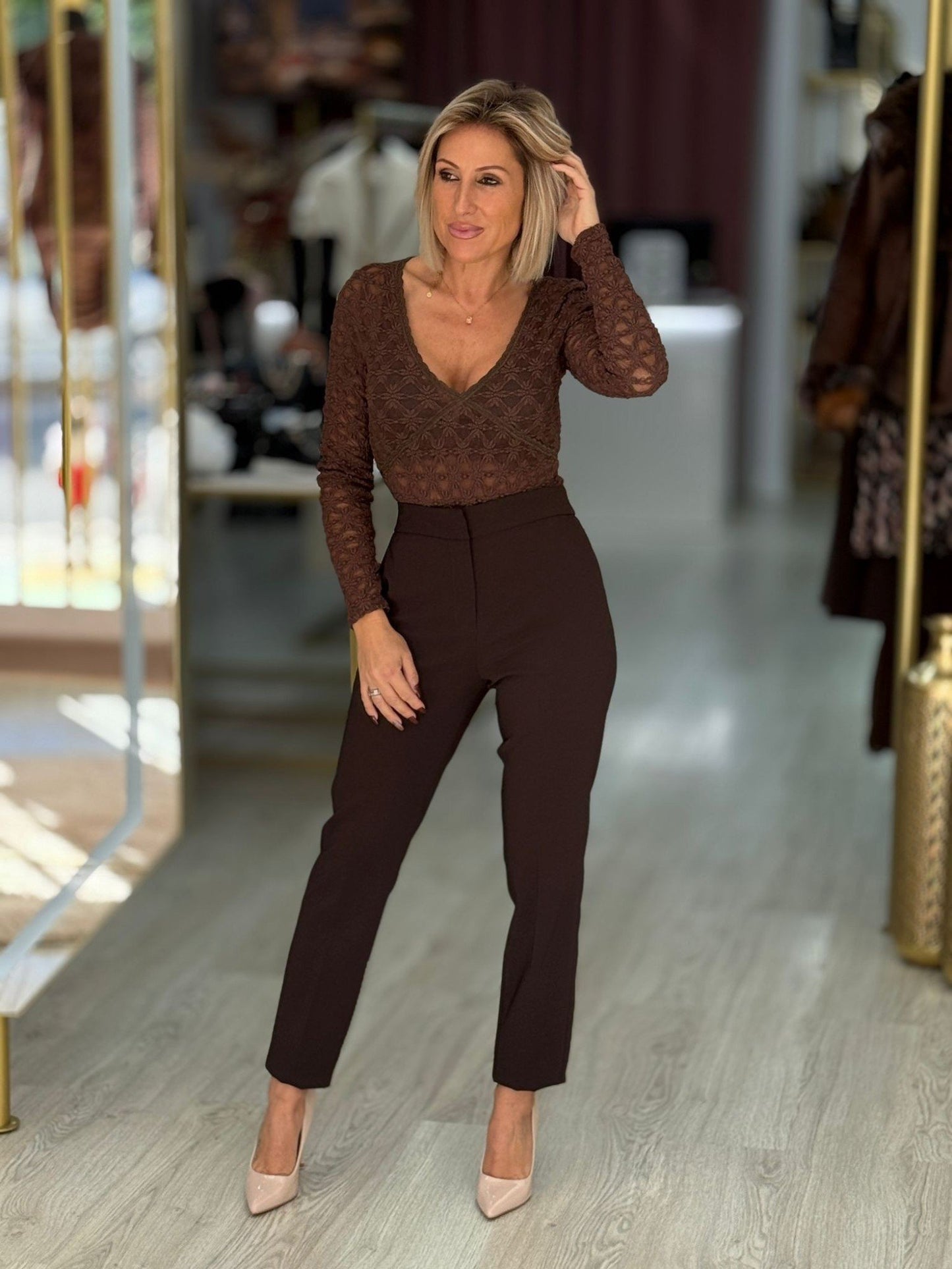 Calça clássica de cintura subida com detalhe de cinto elástico