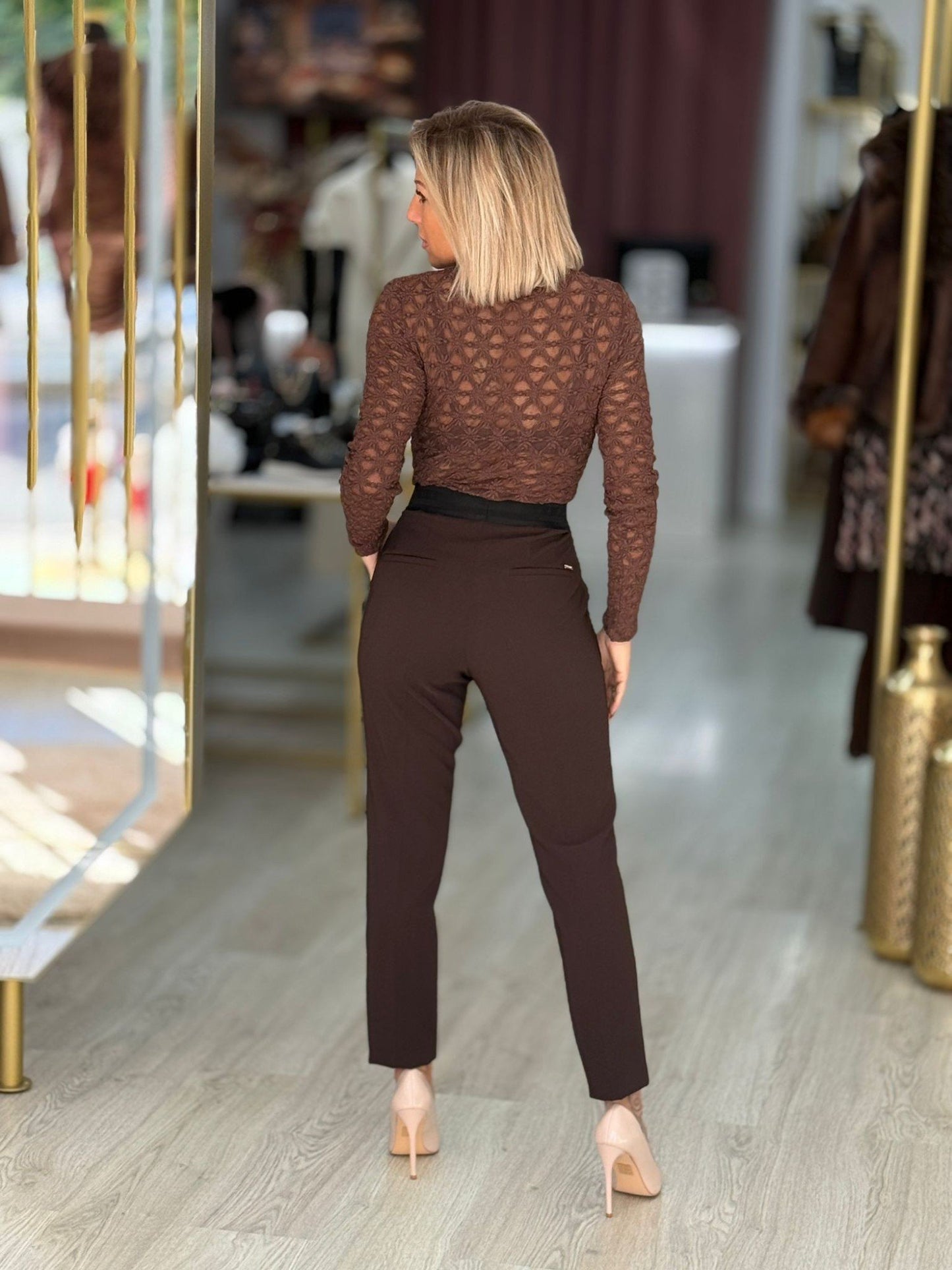 Calça clássica de cintura subida com detalhe de cinto elástico