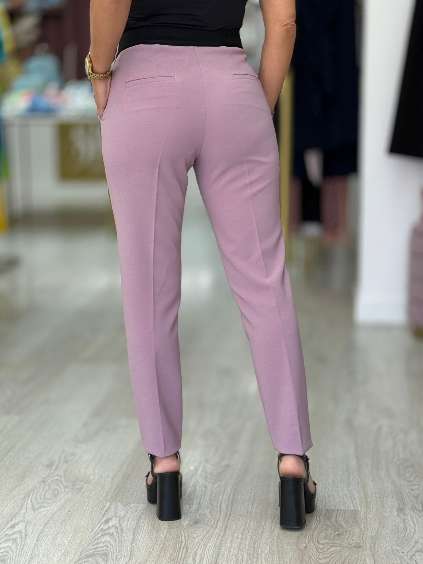 Calça clássica de cintura subida com detalhe de cinto elástico