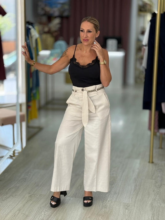 Calça curta wide leg em linho com cinto