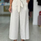 Calça curta wide leg em linho com cinto