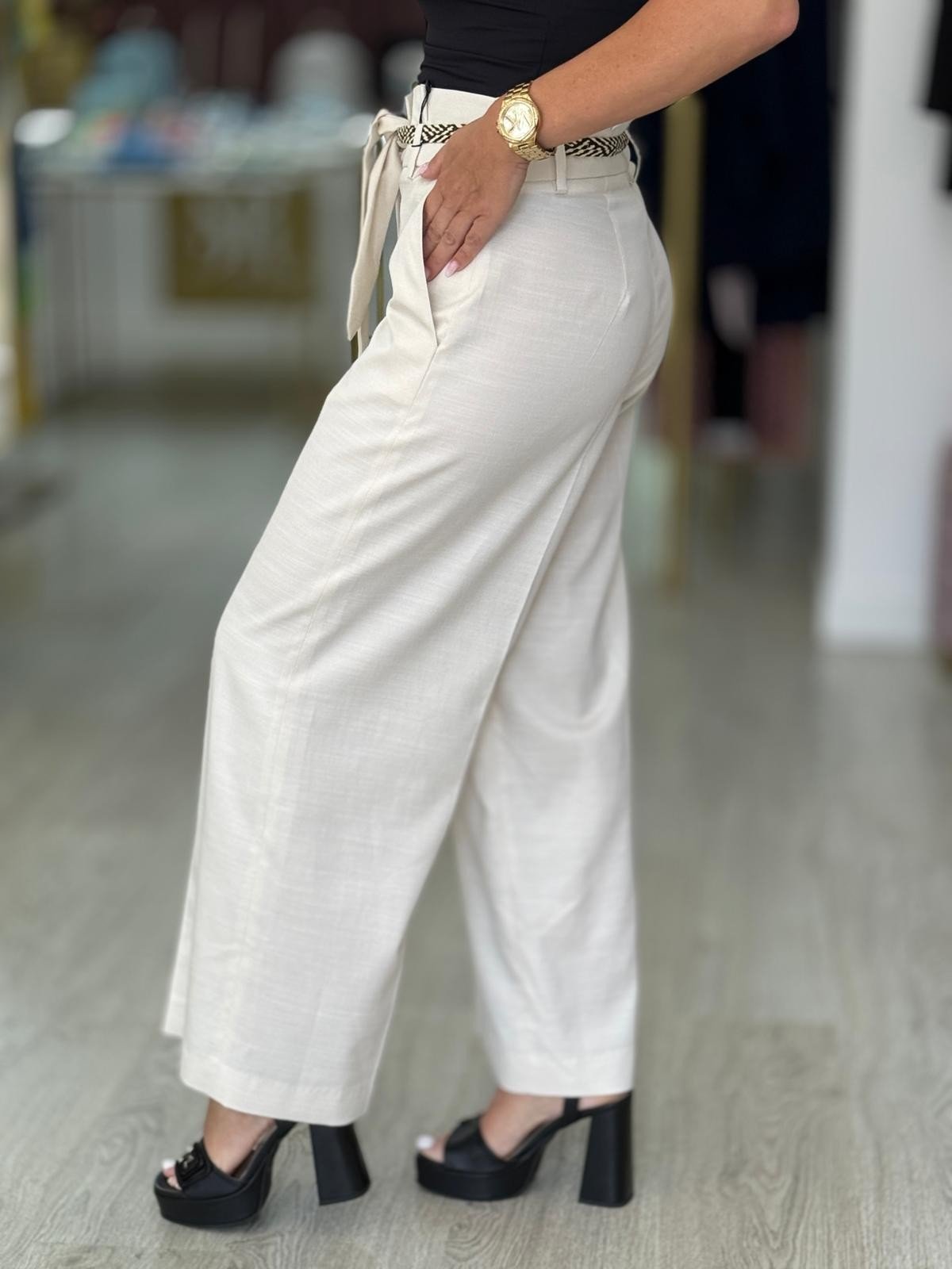 Calça curta wide leg em linho com cinto