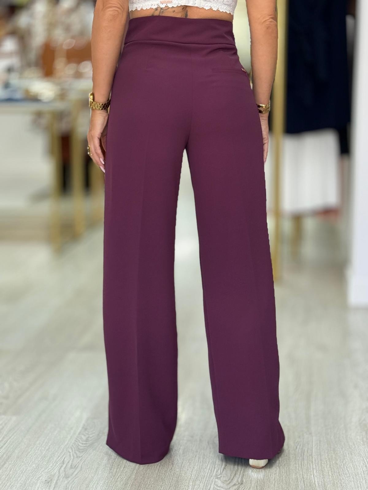 Calça clássica wide leg com detalhe de abertura