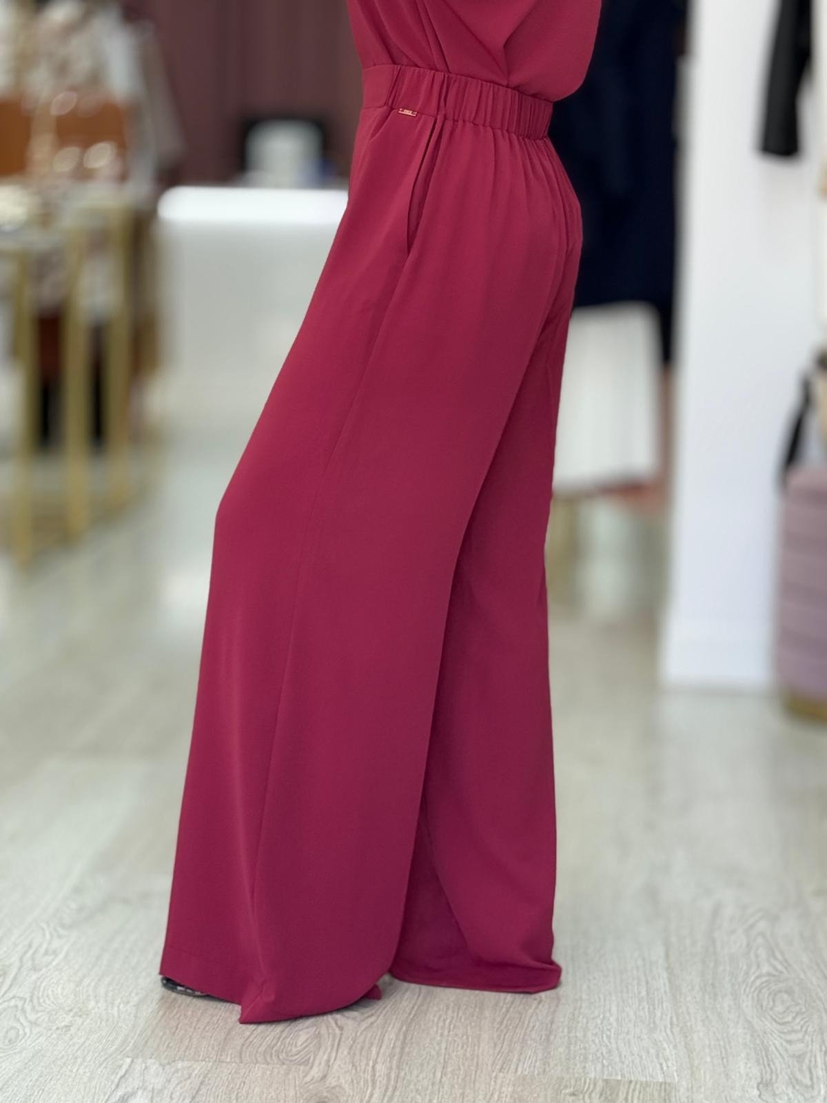 Calça wide leg em tecido fluido